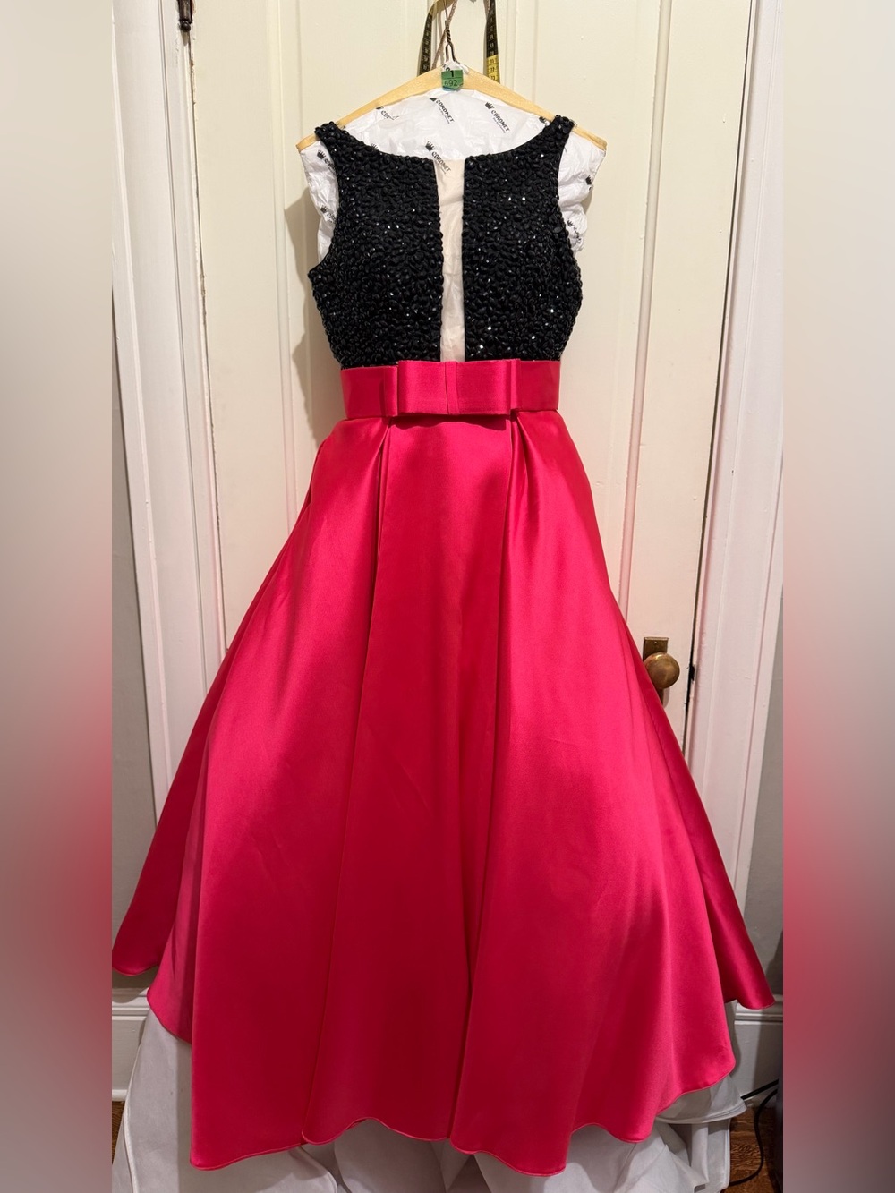 Jovani Black Beaded & Hot Pink Satin Ball Gown | Size 4 | freshly dry cleaned - Picture 2 of 6